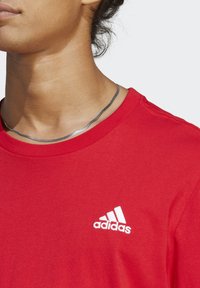 adidas Sportswear Camiseta básica - better scarlet
