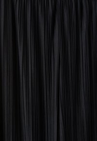 Svart veckad tyg med en slät textur, som har vertikala veck som skapar ett flödesliknande utseende. Lämplig för olika kläddesigns.