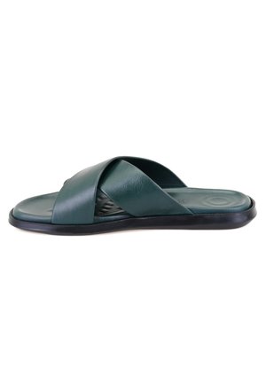Sandale glissante en cuir vert avec un design à brides croisées ; dotée d'une semelle en caoutchouc noir plate et d'une semelle intérieure texturée pour le confort.