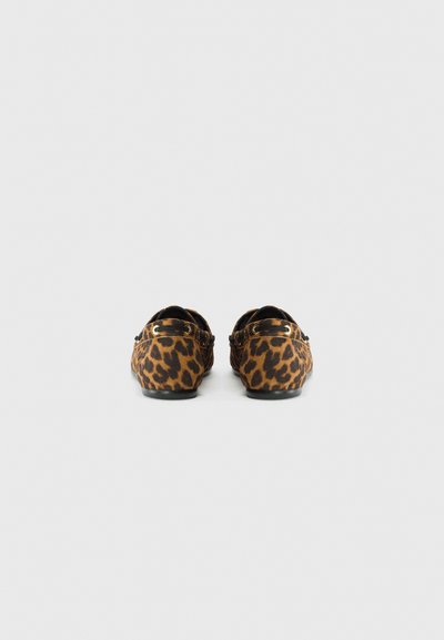 Mocassini con stampa leopardata in morbido suede, punta arrotondata e dettagli in metallo dorato ai lati. Suola piatta in gomma nera.