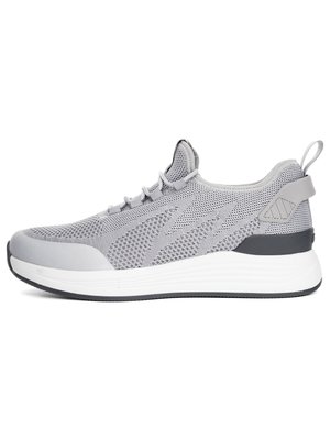 Hellgrauer Sportschuh mit Mesh-Obermaterial, weißer dicker Sohle, Ziehschlaufe an der Ferse und Schnürverschluss, seitlich auf weißem Hintergrund abgebildet.