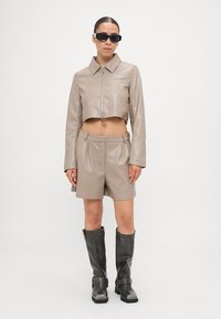 ONLY Petite ONLSARAMY JACKET - Veste en similicuir - fungi