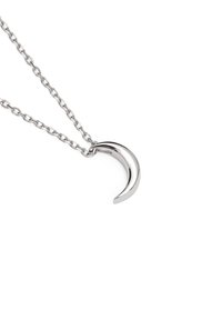 Collar de plata con un colgante de media luna, superficie lisa y diseño de cadena enlazada. Estética simple y moderna con acabado pulido.