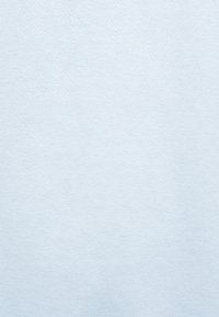 Hele sinine puuvillane kangas, millel on sile, ühtlane tekstuur ja minimaalne läige. Muster ega märkimisväärsed detailid ei ole nähtavad.