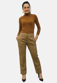 Alessia Santi Broek - marrone