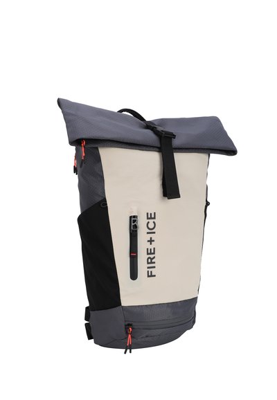 Sivoro in črn nahrbtnik s preklopnim zgornjim delom in bež sprednjo ploščo. Ima žep z zadrgo, logo in pisane dodatke. Vodoodporen material.