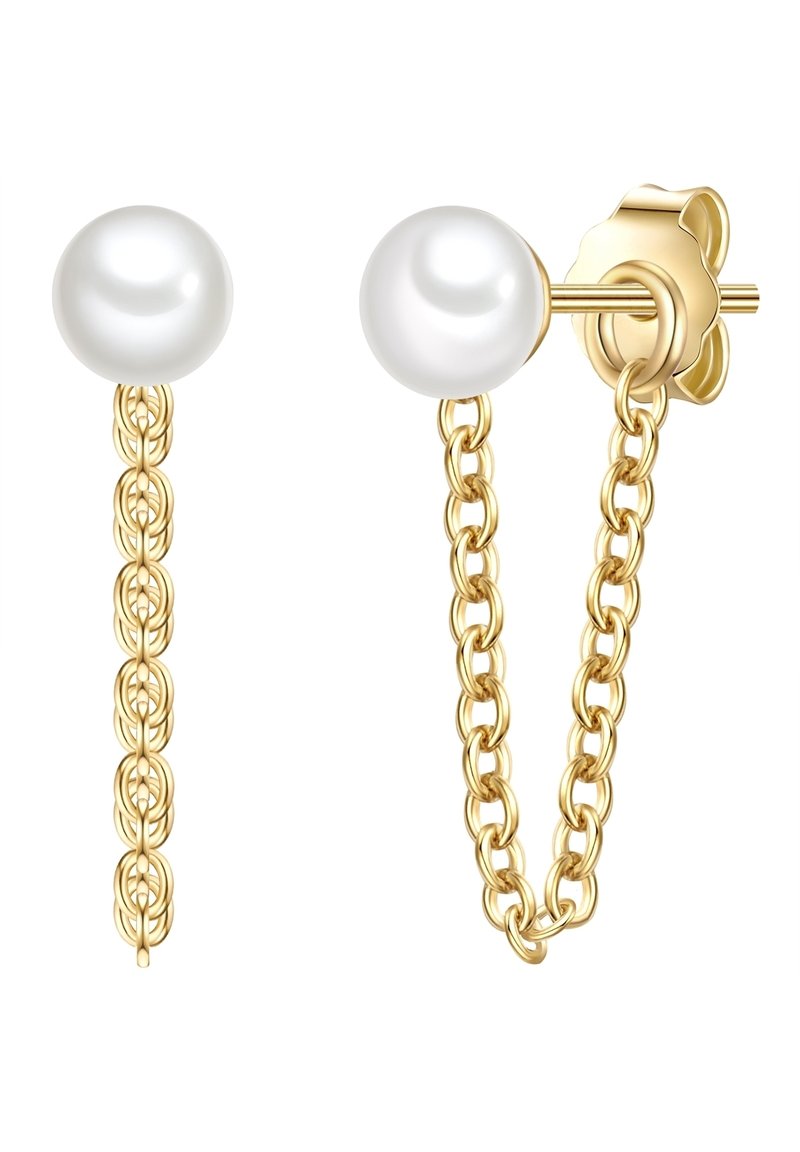 Zlaté náušnice s bielou perlou na puzete a so zaveseným reťazcom, ktorý zobrazuje hladké textúry a kruhové články.