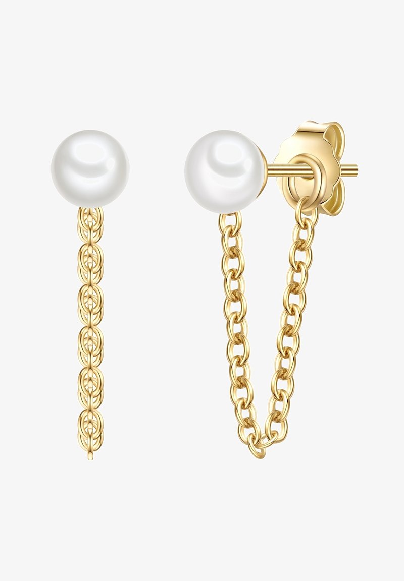 Zlaté náušnice s bielou perlou na puzete a so zaveseným reťazcom, ktorý zobrazuje hladké textúry a kruhové články.