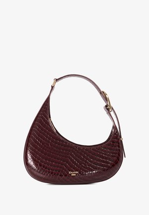 Sac à main en cuir d'alligator embossé bordeaux, avec une forme courbe, des garnitures en métal doré et une seule sangle réglable. Il dispose d'une fermeture éclair.
