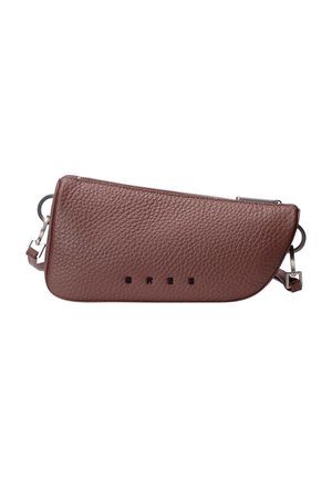 Sac bandoulière en cuir marron texturé avec une fermeture éclair sur le dessus et des anneaux métalliques de chaque côté, embossé de petites lettres noires à l'avant.