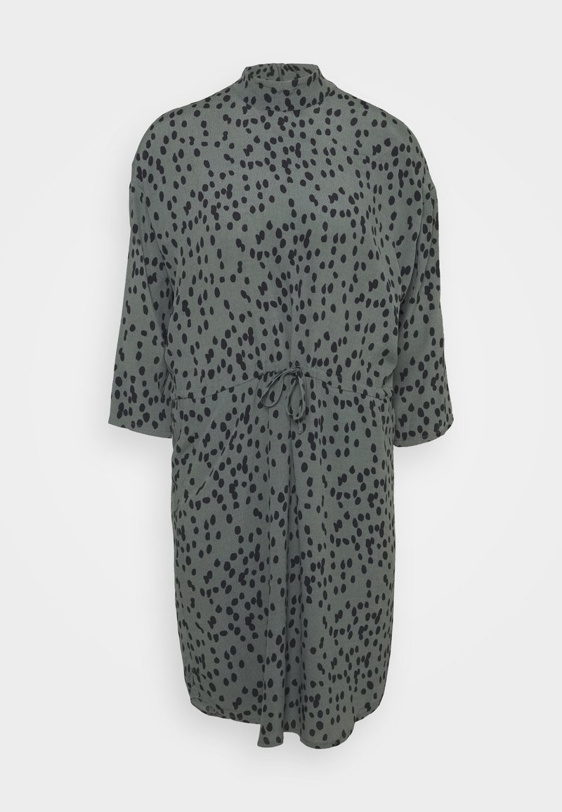 Robe grise longueur genou avec manches larges, motif de points noirs irréguliers, col montant et taille ajustable par cordon.