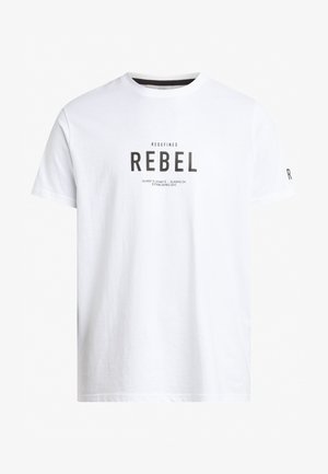 Fehér pamut póló kerek nyakkal, rövid ujjakkal, és fekete színű "REDEFINED REBEL" felirattal. A felirat koordinátákat és egy évet is tartalmaz.