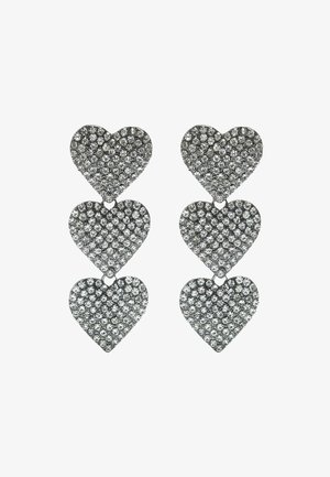 Srebrne kolczyki w kształcie czterech nałożonych serc, ozdobione przezroczystymi cyrkoniami, które tworzą błyszczący efekt z gładkim wykończeniem.