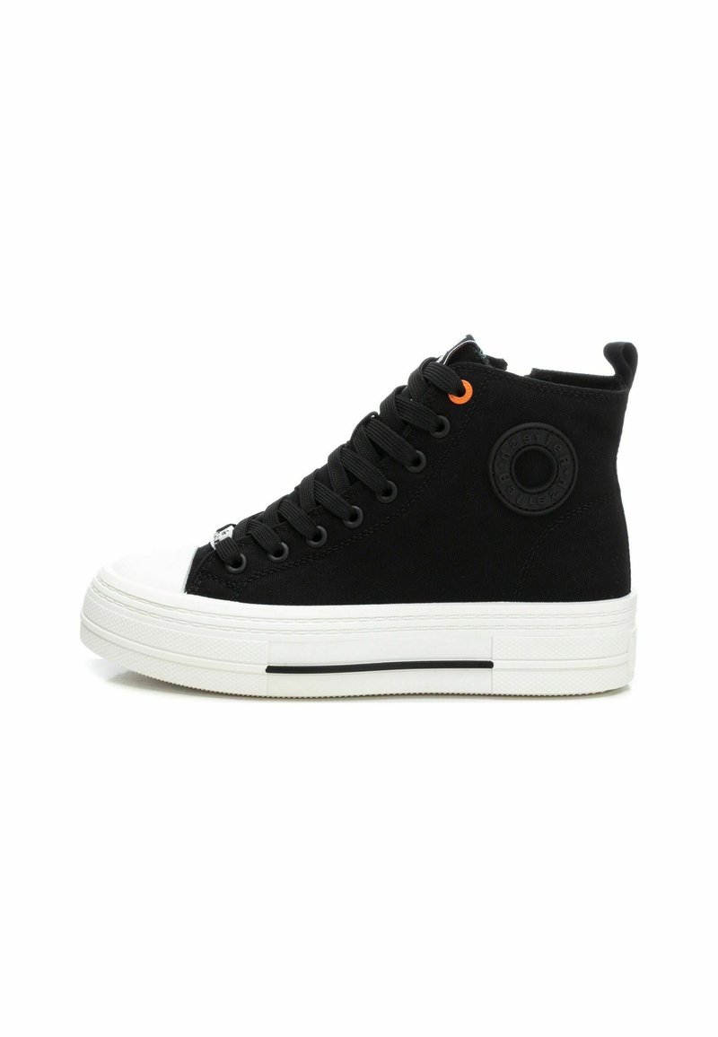 Zapatillas altas negras de lona con suela de goma. Entre sus características se incluyen la puntera blanca, cordones negros gruesos y un acento naranja en el ojal.