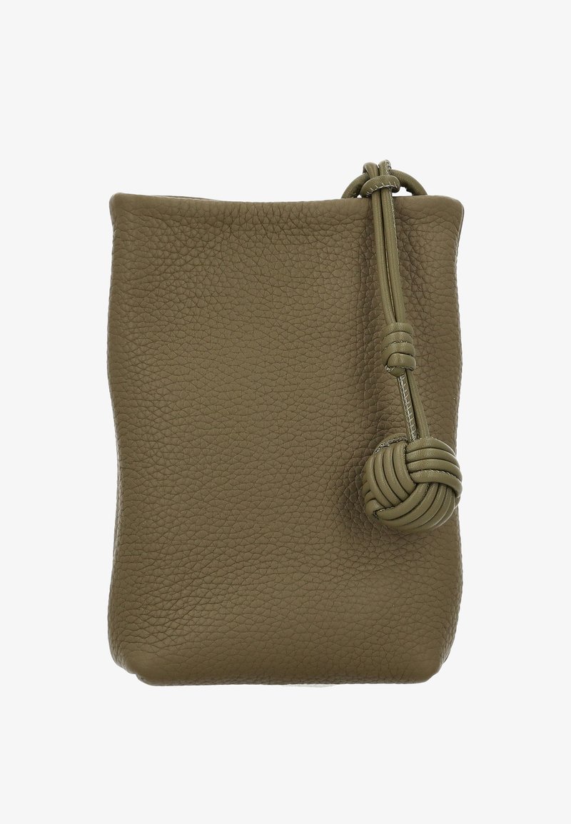 Bolsa de cuero verde oliva con acabado texturizado, forma redondeada y un adorno de cuero anudado en el lateral. Cierre con cremallera en la parte superior.