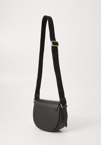 Borsa a tracolla in pelle nera con forma tondeggiante, finitura testurizzata, hardware dorato e tracolla regolabile con il nome del marchio.