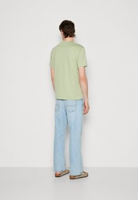 GANT TONAL SHIELD - Marškinėliai su spaudiniu - milky matcha