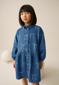 Denimkleid mit durchgehender Knopfleiste, langen Puffärmel und Schleifenmuster in Hellblau. Es hat eine geraffte Taille und einen runden Saum.