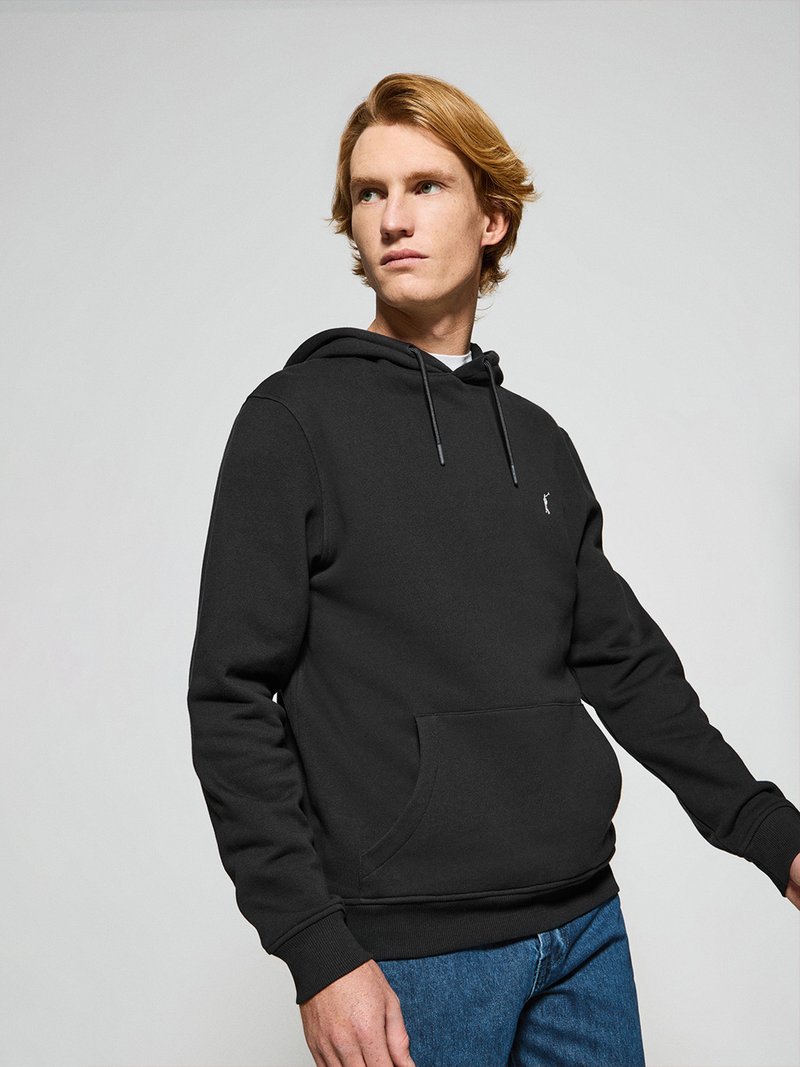 Svart huva sweatshirt i mjukt tyg, med en känguruficka, dragsko i huvan och ribbade ärmar för en åtsittande passform. Enkel broderad logotyp.