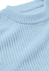 Pull bleu clair tricoté avec un col rond côtelé et un motif de points texturé sur le corps.