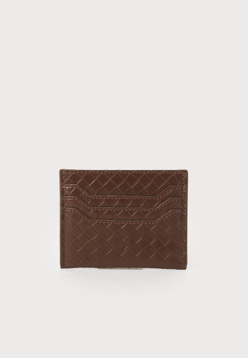 Portafoglio in pelle intrecciata marrone con sei scomparti per carte, caratterizzato da dettagli di cucitura fine e un logo impresso sul fronte. Forma piatta e rettangolare.