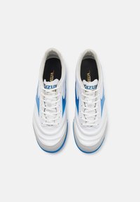 Vita sneakers med blå accenter, slät syntetisk material, rund tå, platt sula och sex öglor för snörning. Bekväm innerfoder.