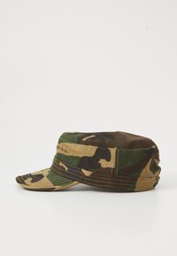 Gorra de estilo militar con un patrón de camuflaje en verde, marrón y beige, con la parte superior plana y el visor curvado, fotografiada sobre un fondo blanco.