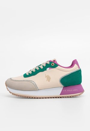 Beżowy sneaker z zielonymi i fioletowymi akcentami, beżowymi sznurówkami, logo U.S. Polo Assn. oraz teksturowaną podeszwą, pokazany z profilu na białym tle.