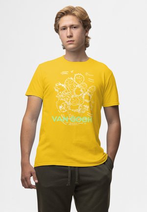Żółta bawełniana koszulka z nadrukiem przedstawiającym białe, zabawne postacie oraz napisem "VAN GOGH" w kolorze błękitnym. Standardowy okrągły dekolt i krótkie rękawy.