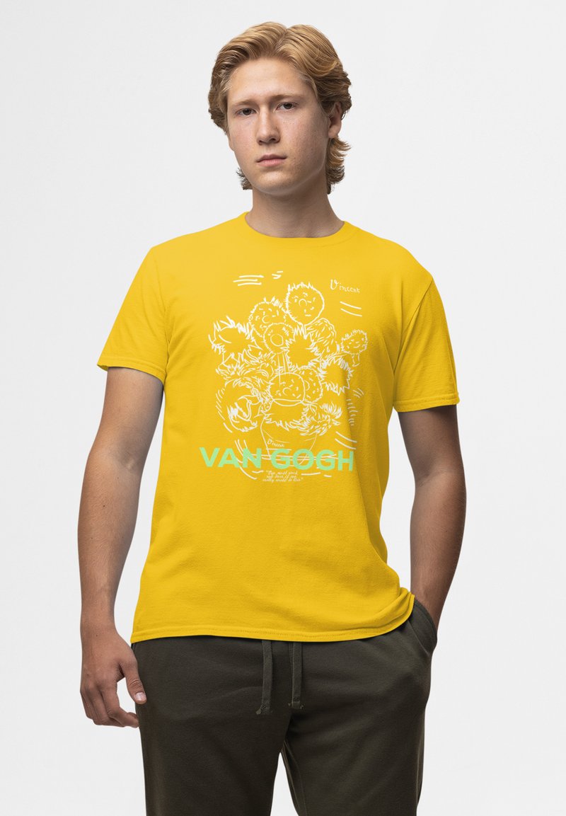Žluté bavlněné tričko s grafikou hravých postav v bílé barvě a nápisem "VAN GOGH" v barvě aqua. Standardní kulatý výstřih a krátké rukávy.