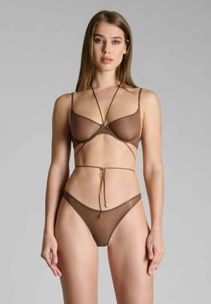Braunes Unterwäscheset mit einem transparenten, leichten Design und dünnen Trägern. Der BH hat eine dreieckige Form und die hochgeschnittene Unterwäsche hat einen minimalistischen Schnitt.
