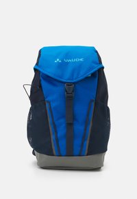 Mochila azul y marino con cierre de solapa, hebilla ajustable, bolsillos laterales de malla y panel inferior gris. Presenta el logo de la marca en la parte frontal.