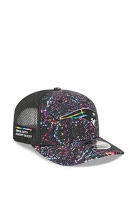 Casquette de baseball en maille noire avec des éclaboussures de peinture colorées, un logo stylisé à l'avant, et un patch "Crucial Catch Intercept Cancer" sur le côté.
