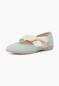 Ballerines en tissu vert menthe avec une surface texturée, ornées d'un nœud en tissu beige sur le dessus et d'une semelle souple et flexible.
