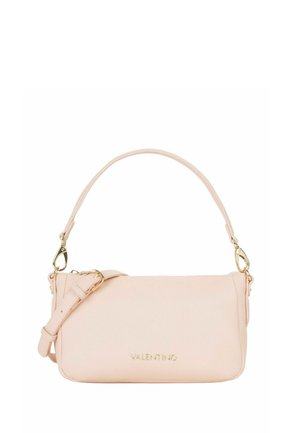 Sac à épaule en cuir rose clair Valentino avec ferrures dorées et bandoulière ajustable sur fond blanc.