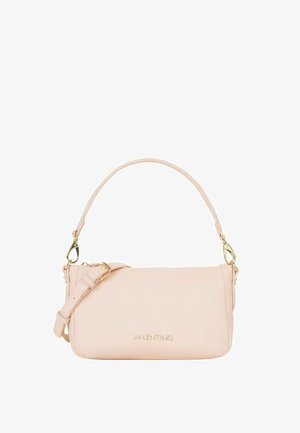 Sac à épaule en cuir rose clair Valentino avec ferrures dorées et bandoulière ajustable sur fond blanc.
