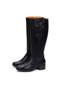 Botas de cuero negro hasta la rodilla con una textura suave, punta cuadrada y dos hebillas de metal en el lado exterior. Tacón de madera ligeramente elevado.