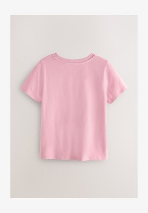 Krótki różowy bawełniany t-shirt z krótkimi rękawami, okrągłym dekoltem i gładkim wzorem. Gładka tekstura bez wzorów czy ozdób.