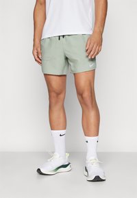Nike Performance STRIDE - Korte sportsbukser - jade horizon/black/reflective silver