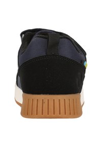Sneaker noir avec tige en tissu bleu marine et accents en daim noir. Semelle en caoutchouc avec des rainures verticales. Équipé d'une bande élastique pour un maintien sécurisé.