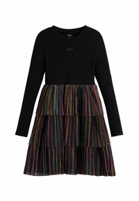 Abito lungo nero a maniche lunghe con parte superiore a coste e gonna a strati in tessuto a strisce metalliche colorate. Caratterizzato da un collo rotondo e un design a strati.