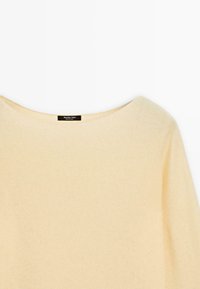 Cremfarbener Strickpullover mit weitem Rundhalsausschnitt und Massimo Dutti-Label im Kragen.