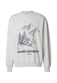Sweat-shirt gris clair à col rond. Présente un graphique bleu représentant un paysage montagneux, des pins, et le texte "LEISURE AESTHETICS".