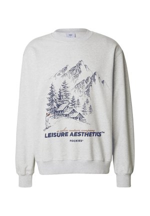 Hellgrauer Pullover mit Rundhalsausschnitt. Mit einem blauen Berglandschafts-Grafik, Kiefern und dem Schriftzug "LEISURE AESTHETICS."