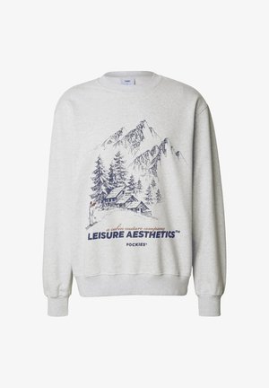 Lys grå genser med rund hals. Har et blått fjellandskap, furutrær og teksten "LEISURE AESTHETICS."