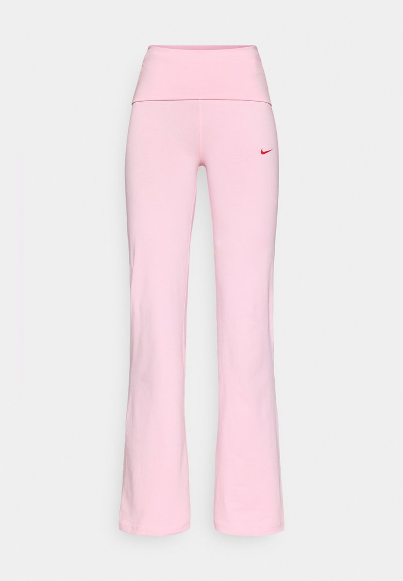 Pantaloni da yoga rosa a vita alta con un ampio cinturino e il logo Nike ricamato in rosso sul lato sinistro. Realizzati in materiale morbido ed elasticizzato.