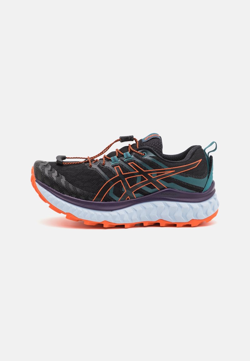 Chaussure de course noire et bleu sarcelle avec des accents orange, une semelle blanche texturée et un système de laçage rapide sur un fond clair.