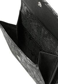 Portafoglio in pelle nera con una texture a serpente metallizzata argento. Presenta più scomparti e una chiusura a scatto. Interno foderato con loghi sottili.
