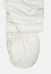 Manoplas blancas acolchadas con una textura suave y brillante. Cuentan con puños elásticos y una forma redondeada para mantener el calor y un ajuste cómodo.