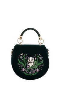 Ciemnozielona torebka z złotymi akcesoriami, z haftowanym borsukiem otoczonym fioletowymi kwiatami i zielonymi liśćmi z przodu.